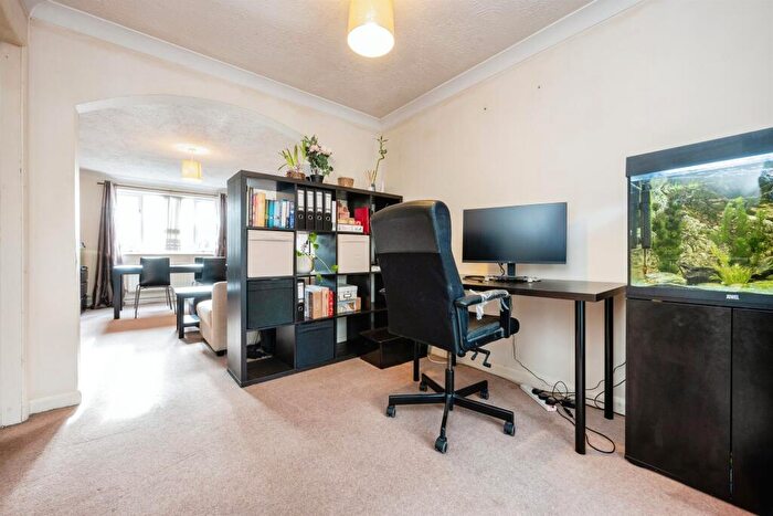 3 Bedroom Detached House For Sale In Dulverton Drive, Furzton, Milton Keynes, MK4