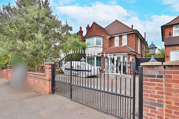 3 Bedroom Detached House To Rent In Malden Way, New Malden, KT3