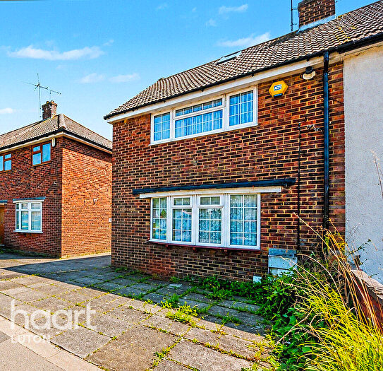 3 Bedroom Semi-Detached House For Sale In Dallow Road, Luton, LU1