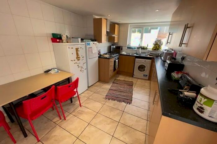 5 Bedroom Terraced House To Rent In Dogfield Street - Cardiff, CF24