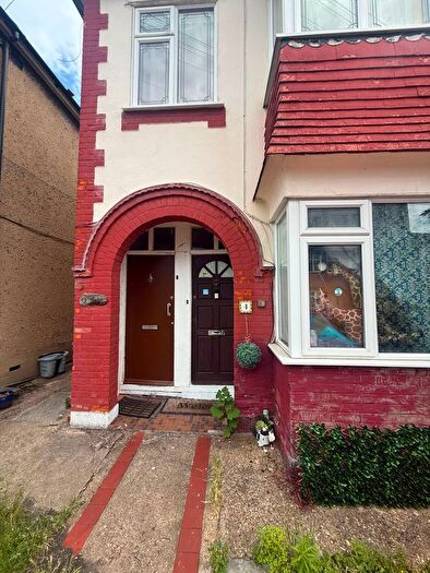 1 Bedroom Flat To Rent In Tenby Close, Chadwell Heath, RM6
