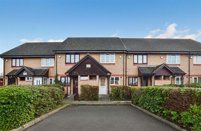 3 Bedroom Town House To Rent In St. Pauls Avenue, Slough, SL2