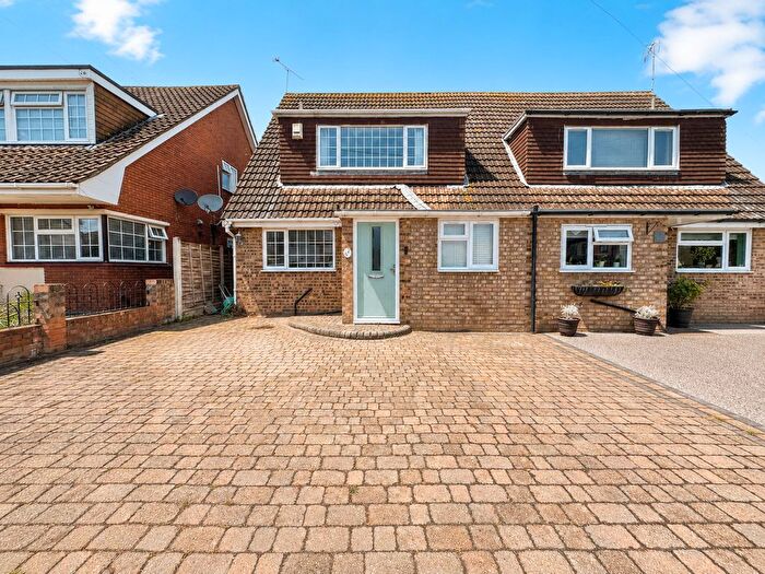 3 Bedroom Semi-Detached House For Sale In Alexandra Road, Rochford, SS4