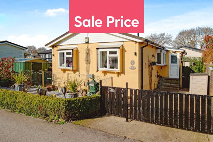 2 Bedroom Park Home For Sale In Beverley, Yorkshire, HU17