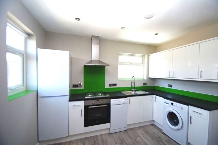 2 Bedroom Flat To Rent In Holywell, Watford, WD18