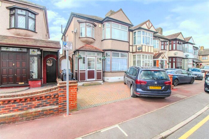 3 Bedroom Detached House To Rent In Sheringham Drive, Barking, Essex, IG11