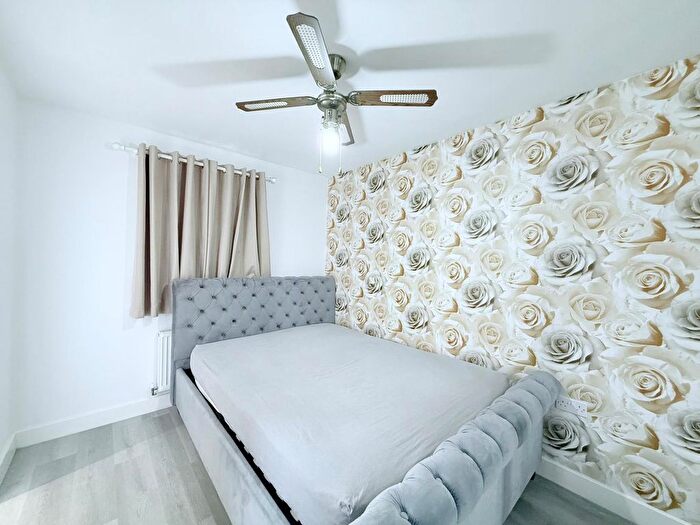 3 Bedroom Semi-Detached House For Sale In Wolseley Drive, Dunstable, LU6