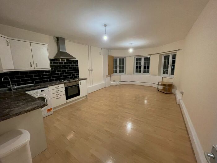 2 Bedroom Flat To Rent In Alexander Road, Surrey, CR5