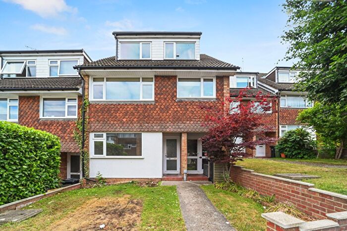 3 Bedroom Flat For Sale In Chapel Court, Billericay, CM12