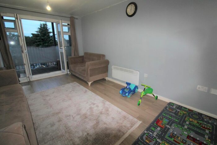 2 Bedroom Flat To Rent In Enstone Road, Enfield, EN3