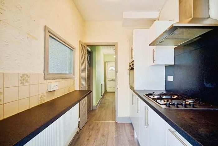 3 Bedroom Flat To Rent In Lawrence Avenue, Manor Park, Ilford, London, E12