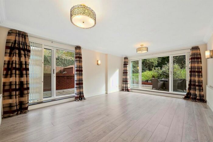 2 Bedroom Flat To Rent In Coliseum Court, Regents Park Road, London, N3