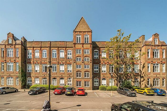 2 Bedroom Flat For Sale In Gathorne Street, Bethnal Green, E2
