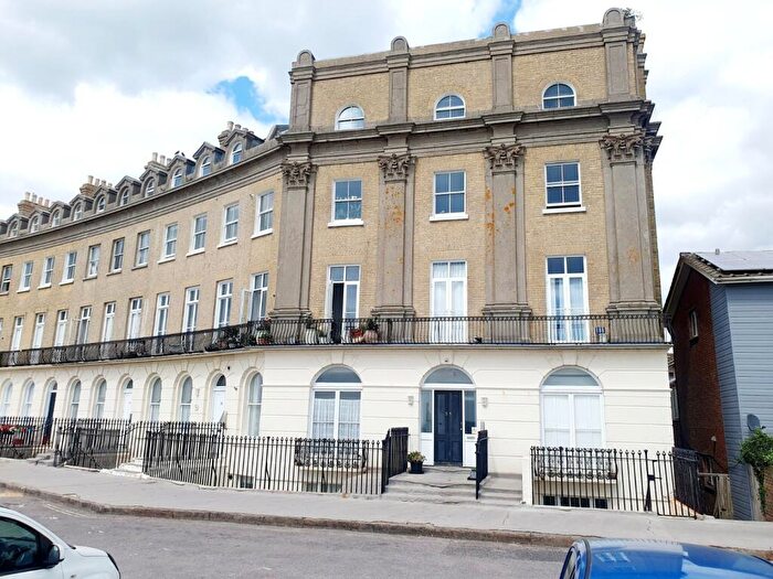 1 Bedroom Flat To Rent In Sea Front, Hayling Island, Hampshire, PO11