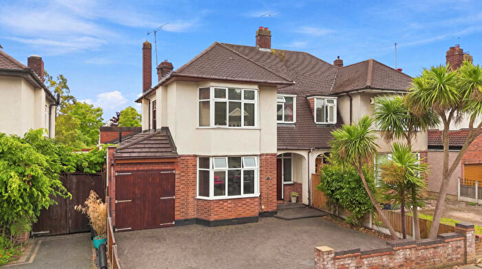 4 Bedroom Semi-Detached House For Sale In Mannering Gardens, Westcliff-on-sea, SS0