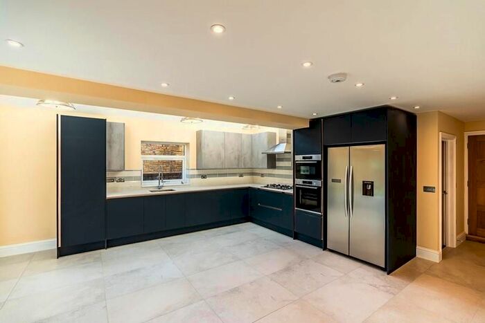 2 Bedroom Property To Rent In Park Avenue, London, Greater London, N22