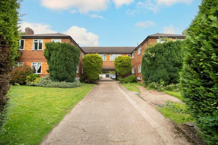 2 Bedroom Flat To Rent In Friern Park, London, N12