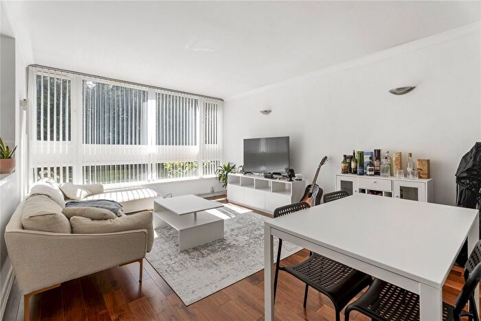 2 Bedroom Flat To Rent In Dorland Court, West Hill, SW15