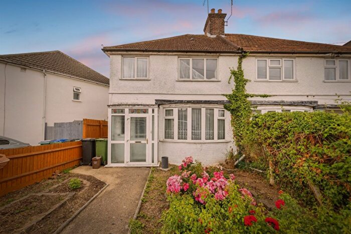 3 Bedroom Semi-Detached House For Sale In Hazel Tree Road, Watford, WD24