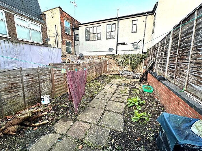 3 Bedroom Terraced House For Sale In Midland Road, High Town, Luton, Bedfordshire, LU2