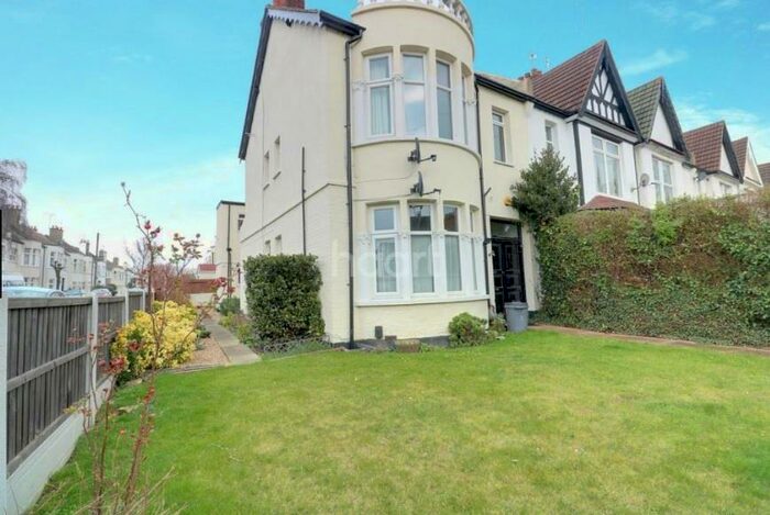 3 Bedroom Flat To Rent In Finchley Road, Westcliff-On-Sea, SS0