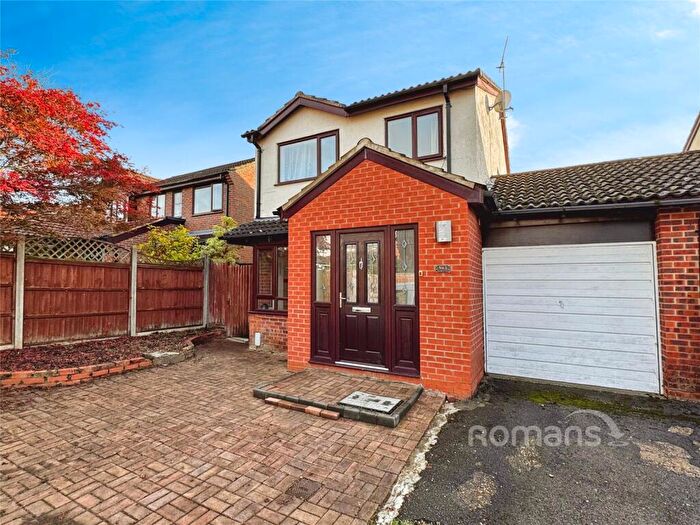 3 Bedroom Link Detached House For Sale In Hormer Close, Owlsmoor, Sandhurst, GU47