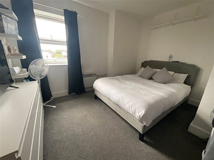 2 Bedroom Flat For Sale In Saffron Drive, Wickford, Essex, SS11