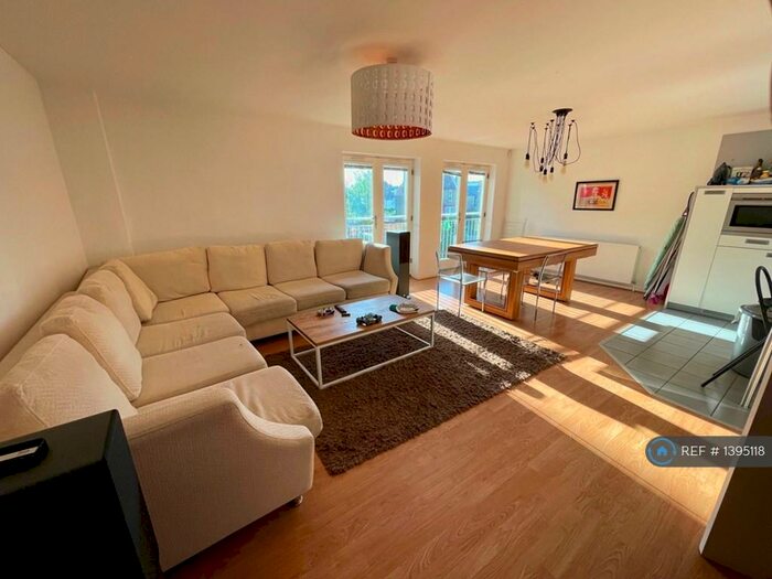 3 Bedroom Flat To Rent In Tottenham Road, London, N1