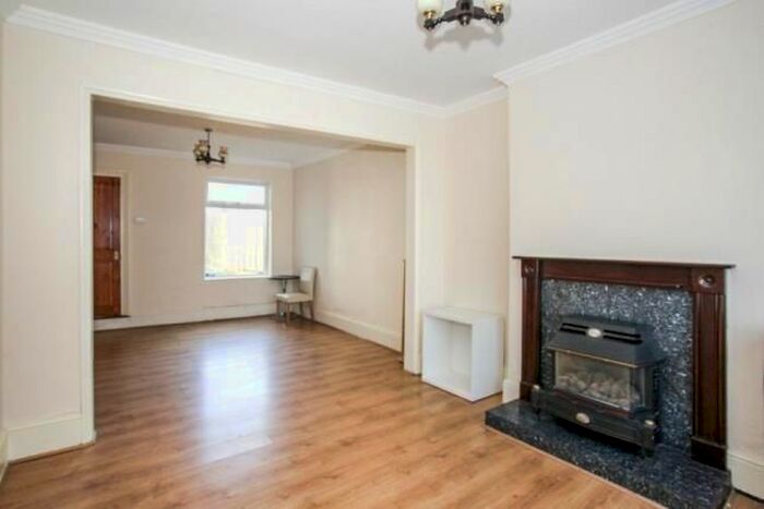 3 Bedroom End Terrace House To Rent In Kingston Road, Luton, LU2