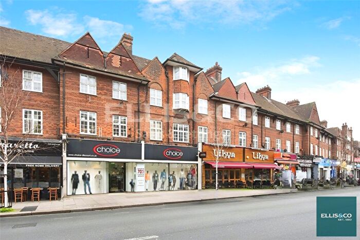 2 Bedroom Apartment To Rent In Golders Way, Golders Green, NW11