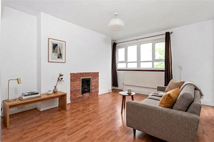 3 Bedroom Flat For Sale In Green Lanes, London, N4