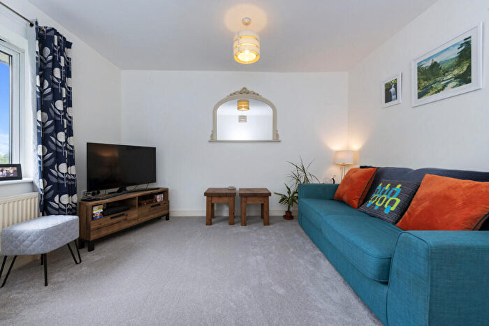2 Bedroom Flat For Sale In Perrett Gardens, Hertford, SG14