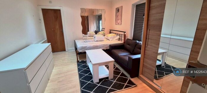 Studio To Rent In New Southgate, London, N11