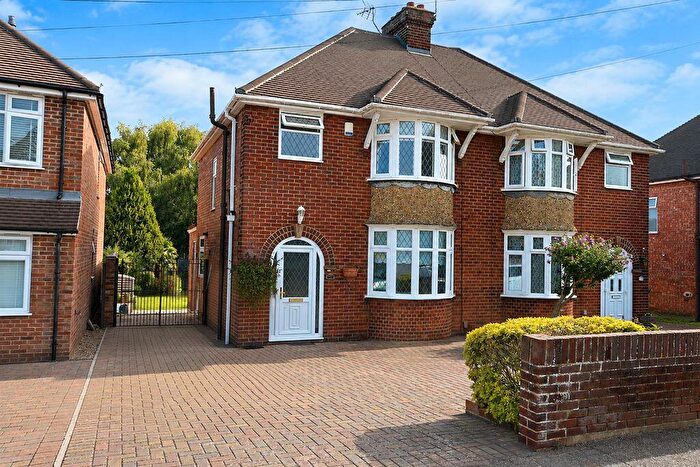 3 Bedroom Semi-Detached House For Sale In Brockenhurst Avenue, Maidstone, ME15