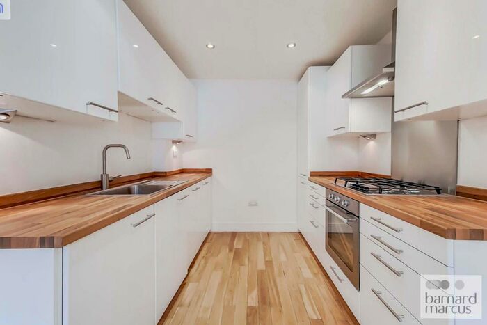 3 Bedroom Property To Rent In Alexander Mews, London, SW16
