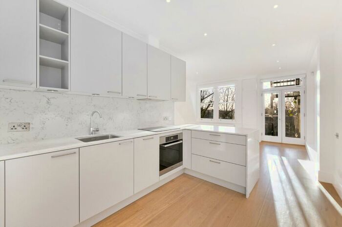 2 Bedroom Flat To Rent In Drayton Court, Drayton Gardens, London, SW10