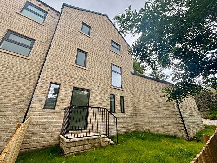 5 Bedroom Town House To Rent In Kinder Close, Thornton, Bradford, BD13