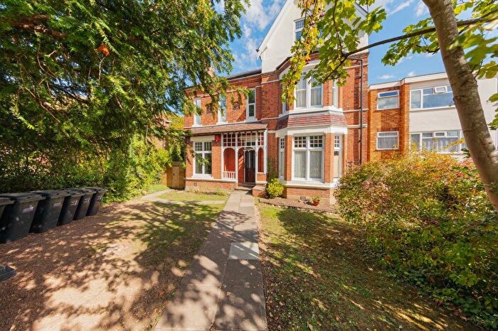 2 Bedroom Flat For Sale In South Norwood Hill, London, SE25