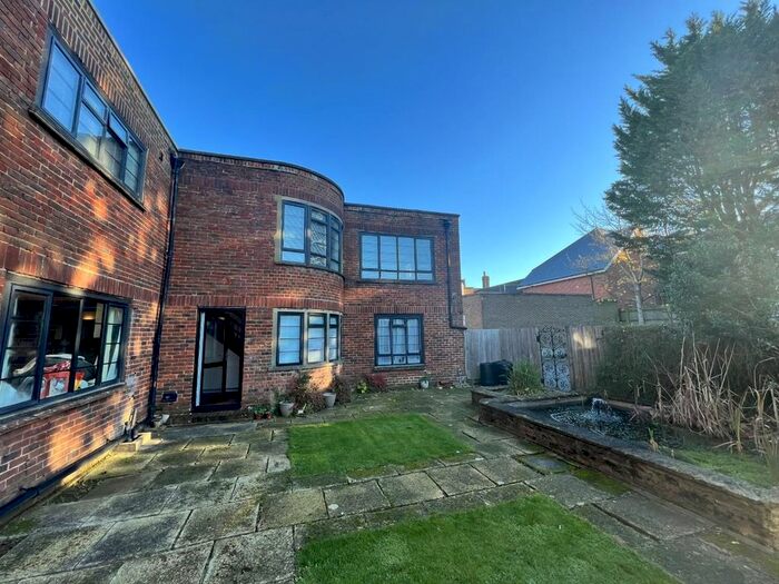 3 Bedroom Flat To Rent In Pembroke Road, Sevenoaks, TN13