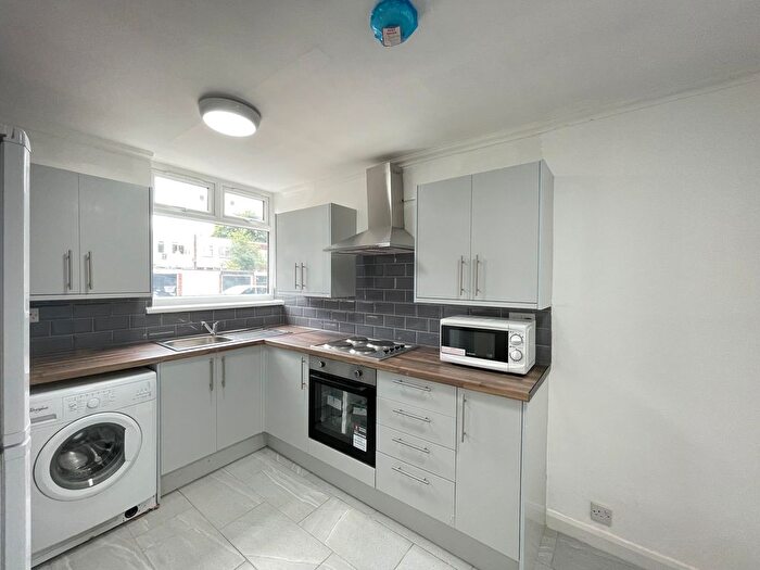 2 Bedroom End Of Terrace House To Rent In Inglewood Close, Ilford, IG6