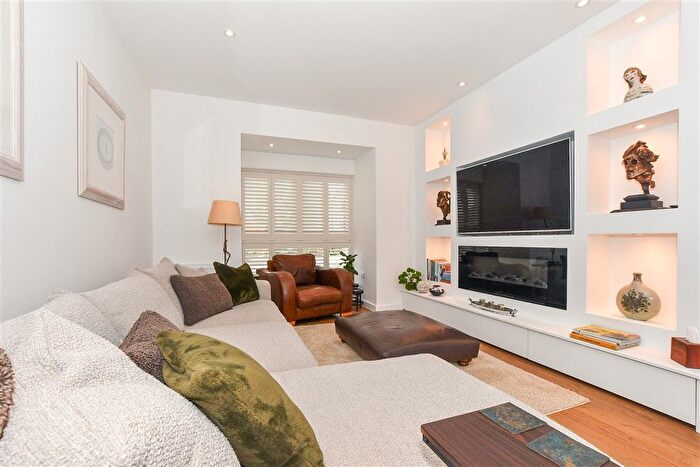 4 Bedroom Detached House For Sale In Highwood Drive, Chilmington Green, Kent, TN23