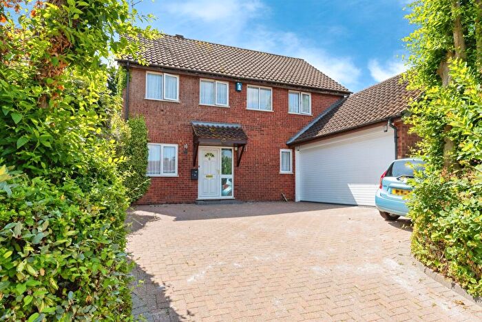 4 Bedroom Detached House For Sale In Beechwood Close, Hertford, SG13