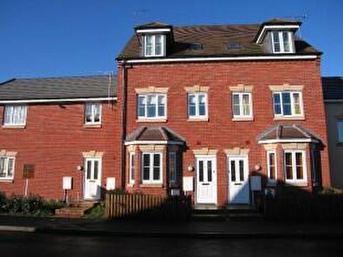 3 Bedroom Town House To Rent In Swansmoor Drive, Hixon, ST18