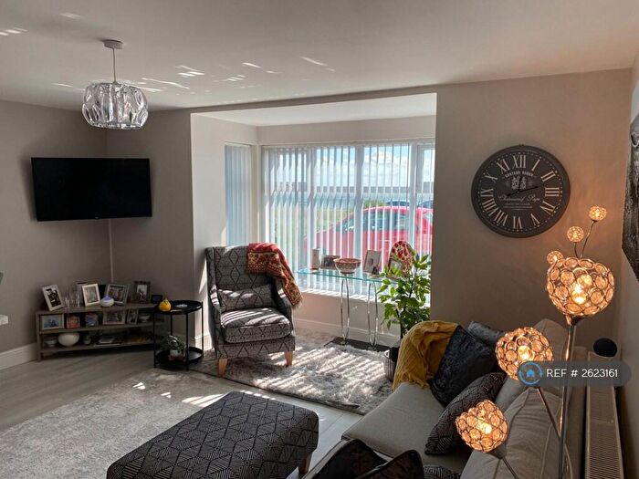 2 Bedroom Flat To Rent In Kings Parade, Holland-On-Sea, CO15