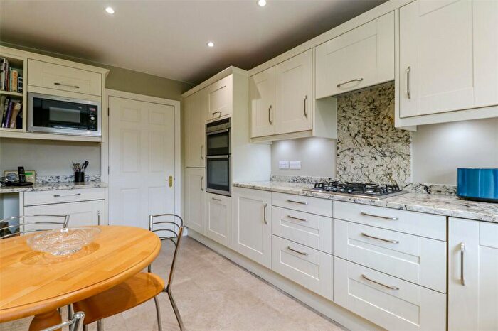 3 Bedroom Apartment For Sale In The Ridgeway, Enfield, Middlesex, EN2