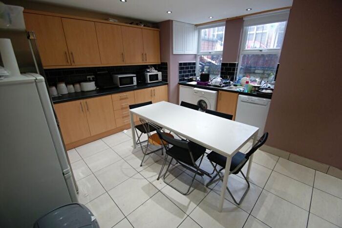 7 Bedroom Terraced House To Rent In Chestnut Avenue, Hyde Park, Leeds, LS6
