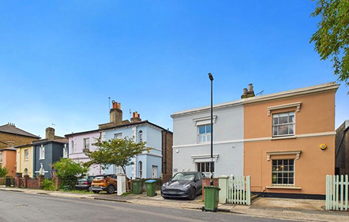 3 Bedroom Semi-Detached House For Sale In Fairfield Grove, Charlton, SE7