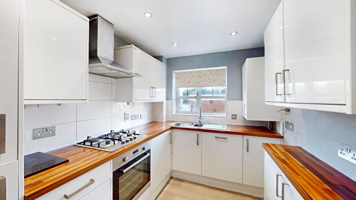 2 Bedroom Flat To Rent In Heron Close, SM1