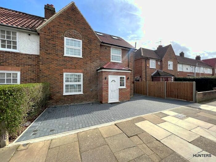 5 Bedroom Flat To Rent In Saxon Drive, London, W3