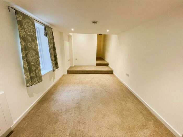 3 Bedroom Maisonette To Rent In High Street, Lymington, SO41